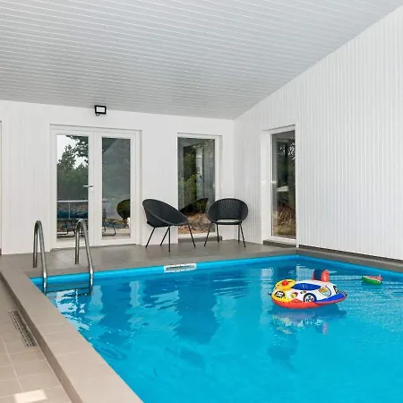 8 Person Holiday In R M